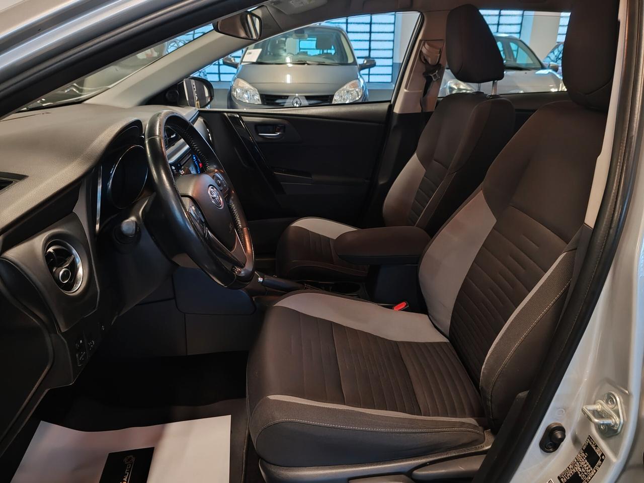 Toyota Auris 1.8 Hybrid Lounge