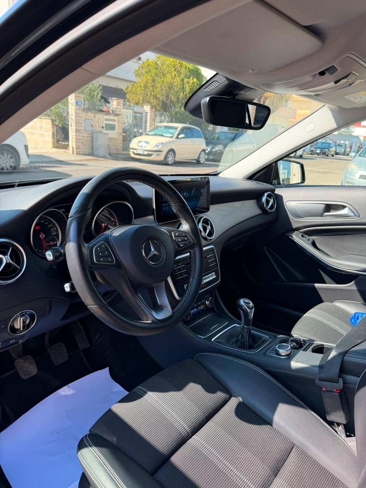 Mercedes-benz GLA 180D URBAN-2018 LEF/CARPLAY