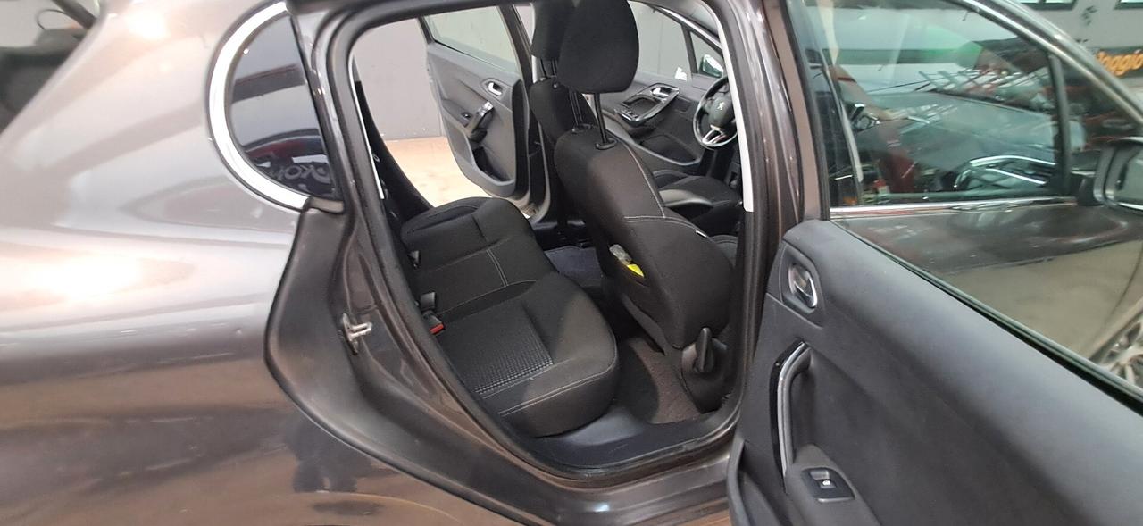 Peugeot 208 PureTech 1.2 km 0