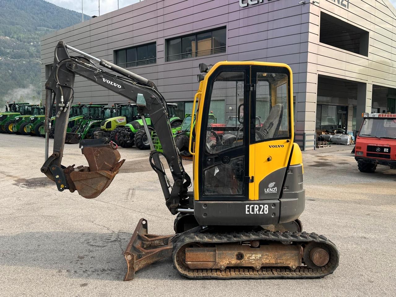 MINIESCAVATORE VOLVO ECR 28