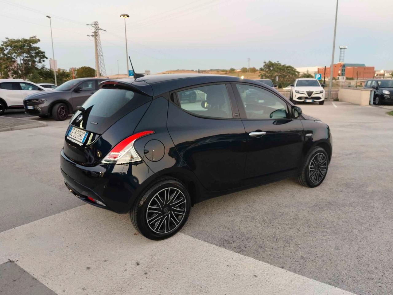 Lancia Ypsilon 1.0 FireFly 5 porte S&S Hybrid Ecochic Gold
