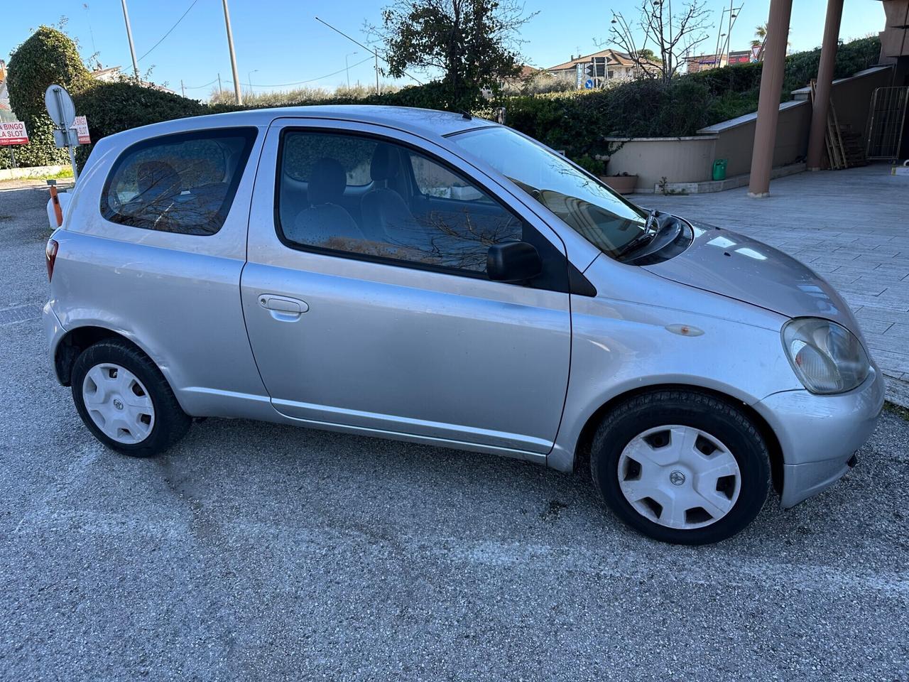 Toyota Yaris 1.3i 16V cat 3 porte neopatentati