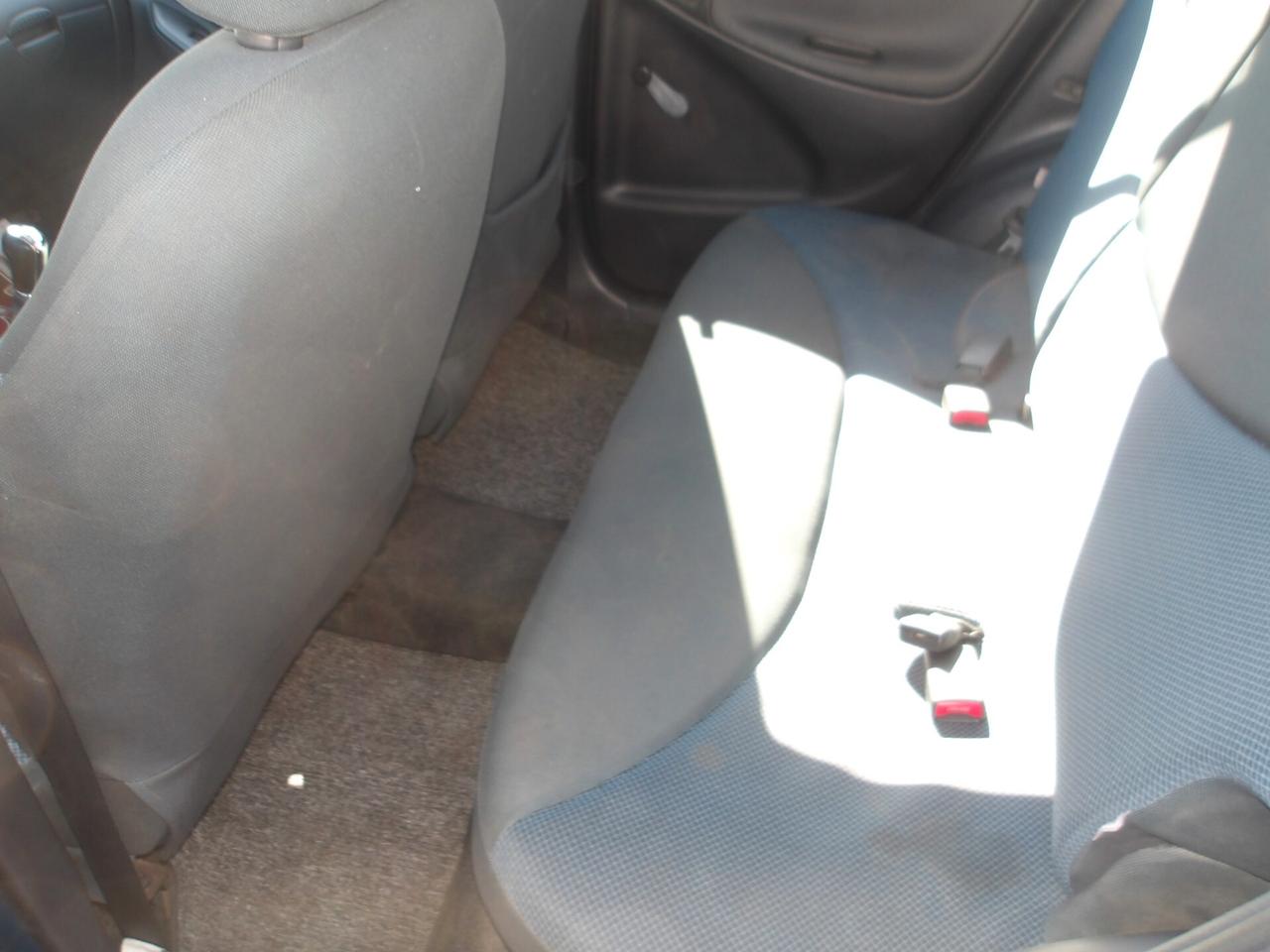 TOYOTA YARIS 1.0 BENZ-2005