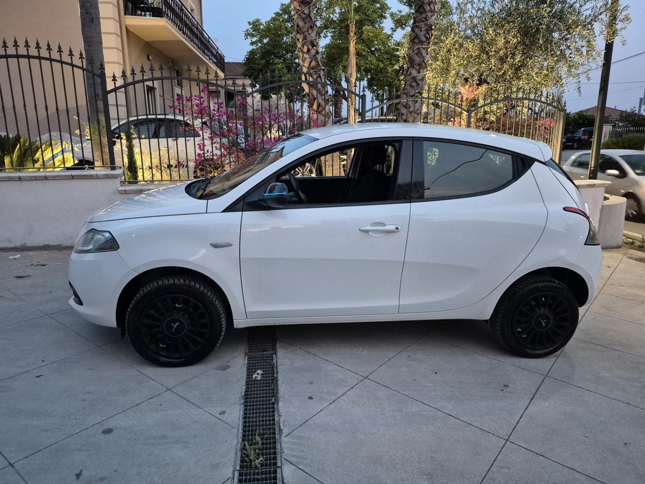Lancia Ypsilon 0.9 TwinAir 85 CV 5 porte Metano Ecochic Elle