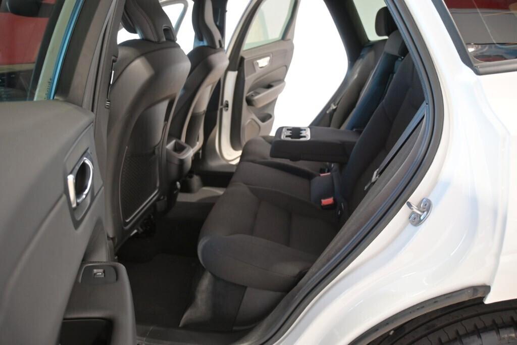 VOLVO XC60 2.0D 197CV B4 (D) AUTOMATIC AWD MOMENTUM ( FARI LED - COCKPIT - CRUISE - PDC - TELECAMERA POST. - CERCHI 18 )