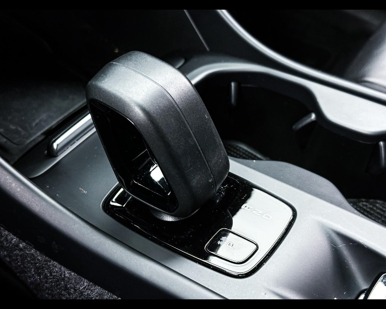 VOLVO XC40 B4 AWD Geartronic Momentum Pro