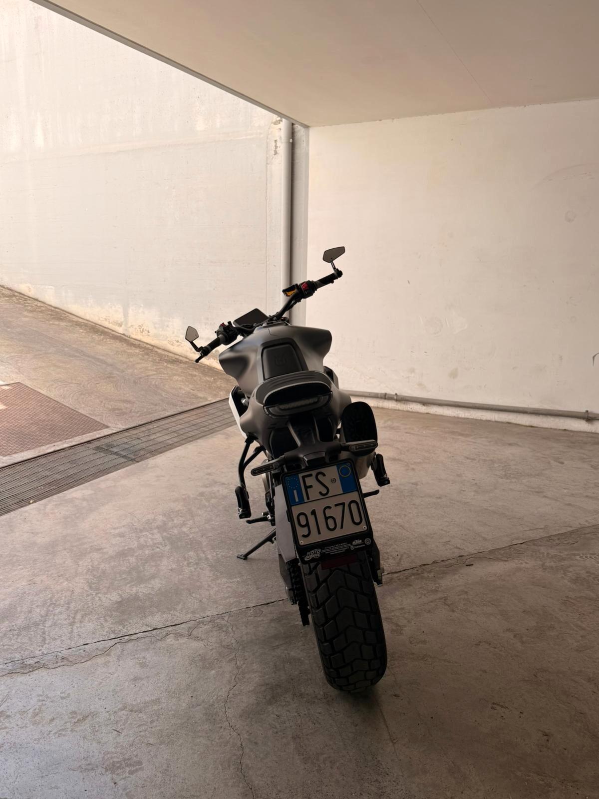 Husqvarna Svartpilen 801 *PARI AL NUOVO*