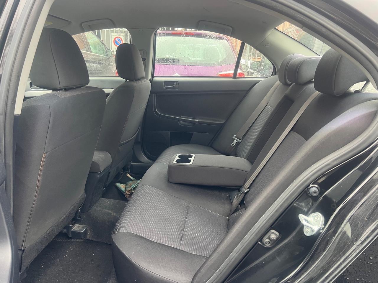 Mitsubishi Lancer 1.5 4p. Invite