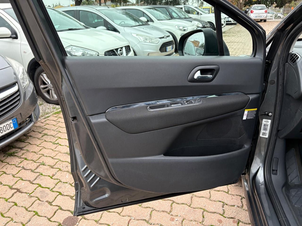 Peugeot 3008 1.6 HDi 110CV cambio robotizzato Business