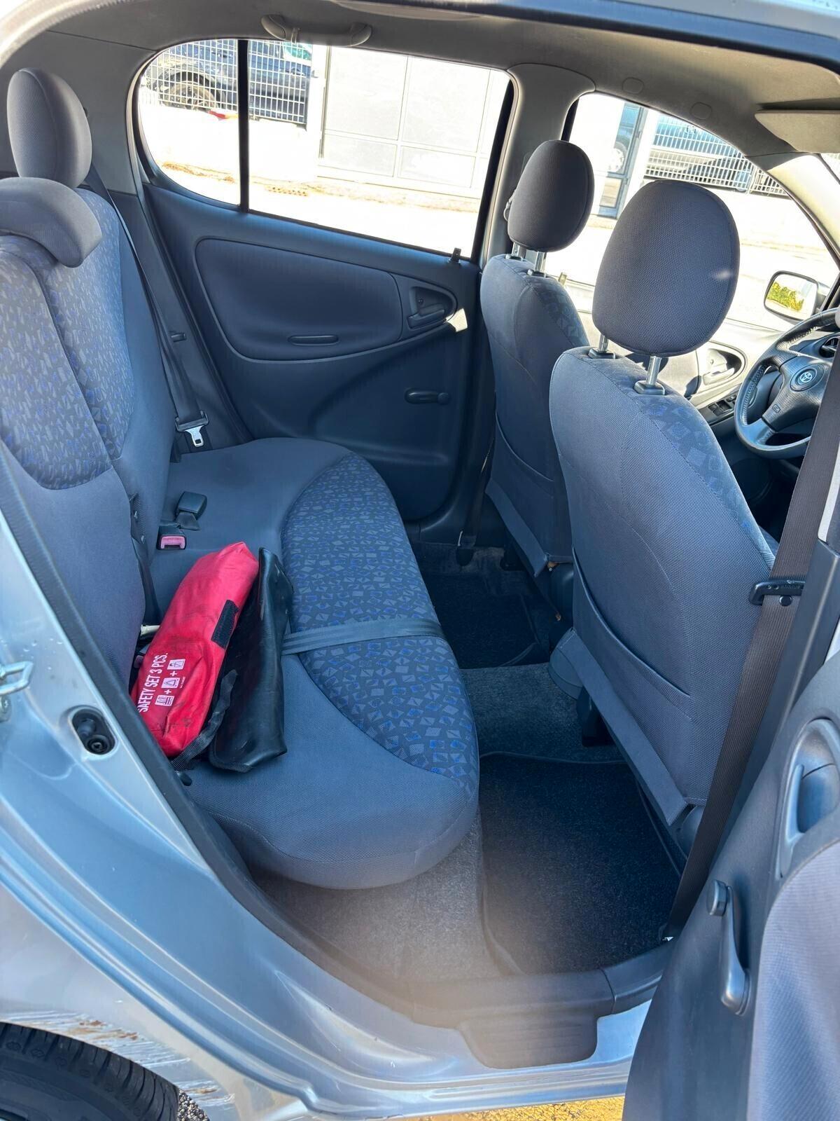 Toyota Yaris 1.3i 16V cat 5 porte SOL ADATTA AI NEOPATENTATI