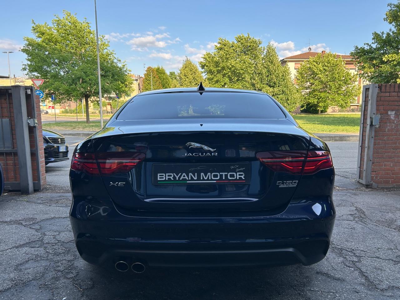 Jaguar XE 2.0 D 180 CV aut. R-Dynamic SE