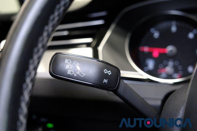 VOLKSWAGEN Passat Variant 1.6 TDI SCR DSG R-LINE BMT