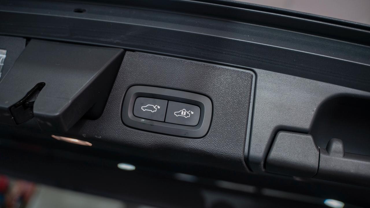 Volvo XC60 B4 2.0 AWD R DESIGN AUTO XENO PELLE NAVI FULL OPTI