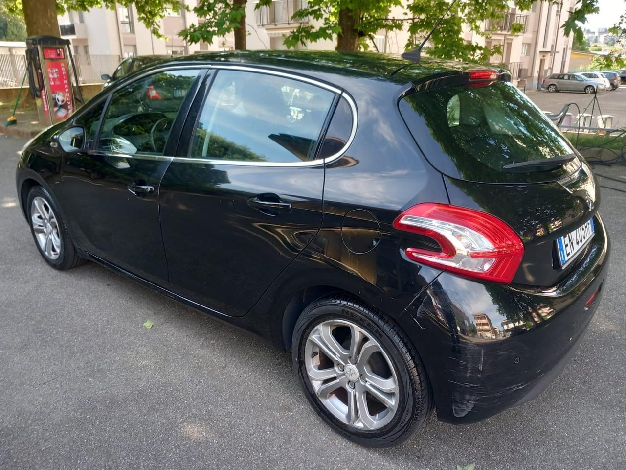 Peugeot 208 1.4 HDi 68 CV 5 porte Allure