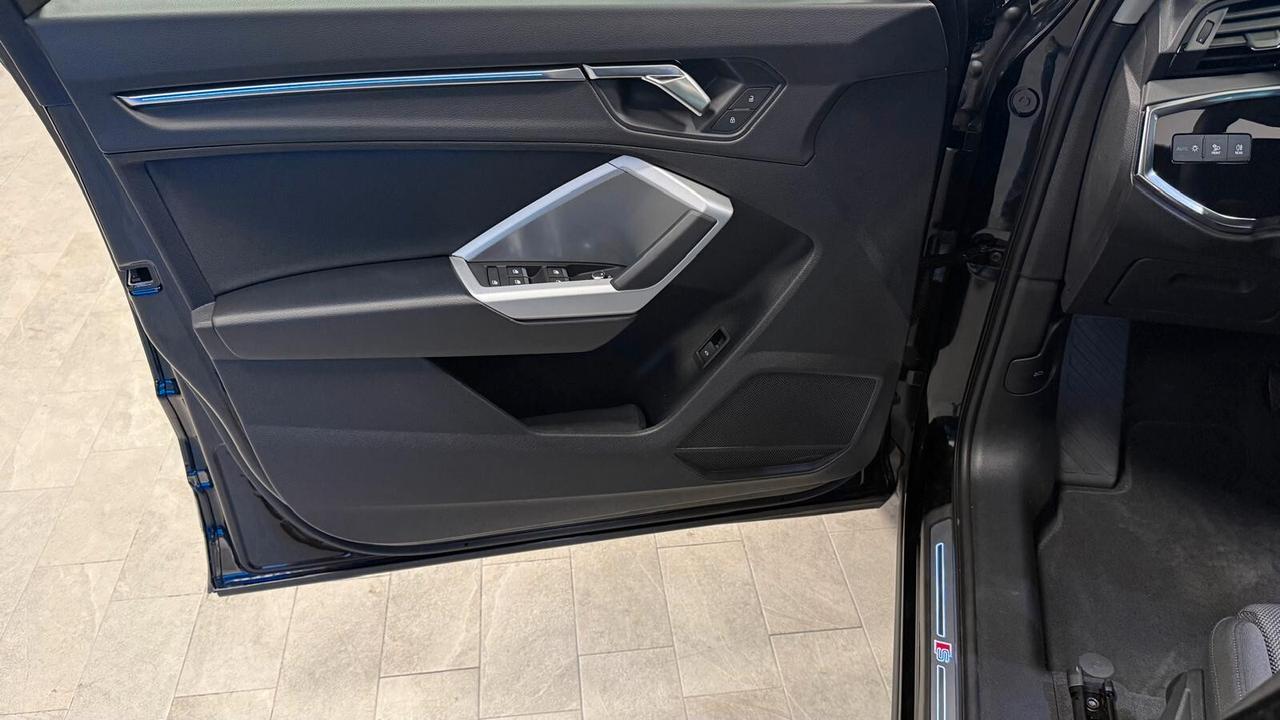 AUDI Q3 SPB 35 TDI IDENTITY BLACK KM0 2024 TETTO APRIBILE