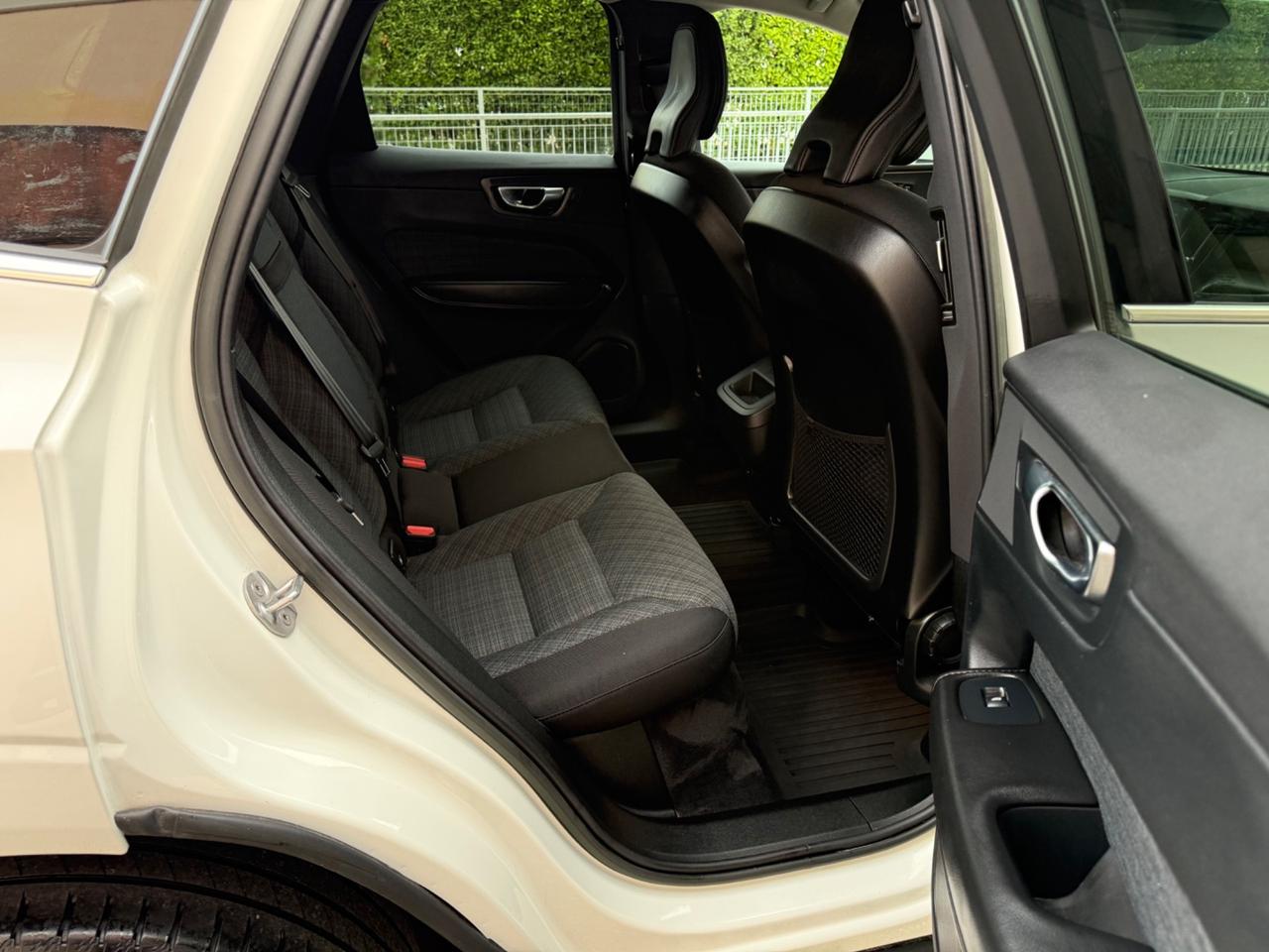 Volvo XC 60 B4 AWD (d) automatico Essential 2022
