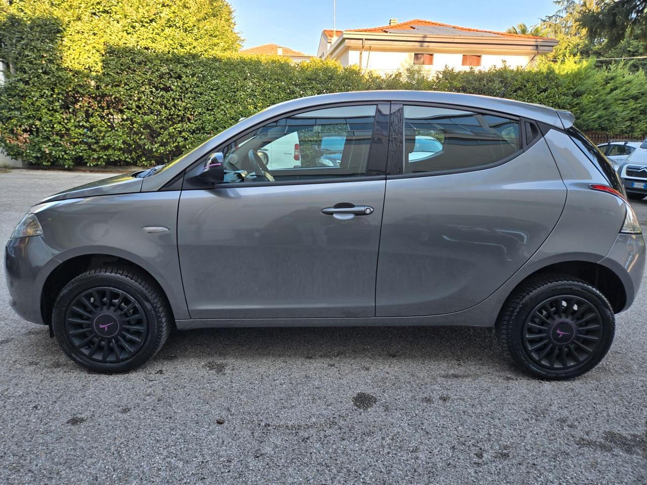 Lancia Ypsilon 0.9 TwinAir 85 CV 5 porte Metano Ecochic Elefantino Neopatentati