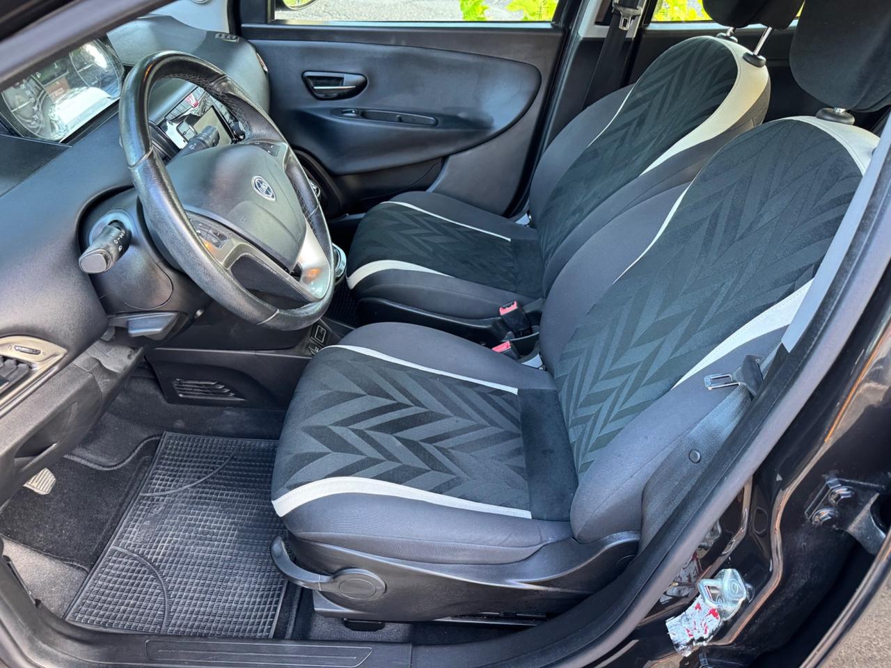 Lancia Ypsilon 1.3 MJT 95 cv neopaten garanzia 12 mesi