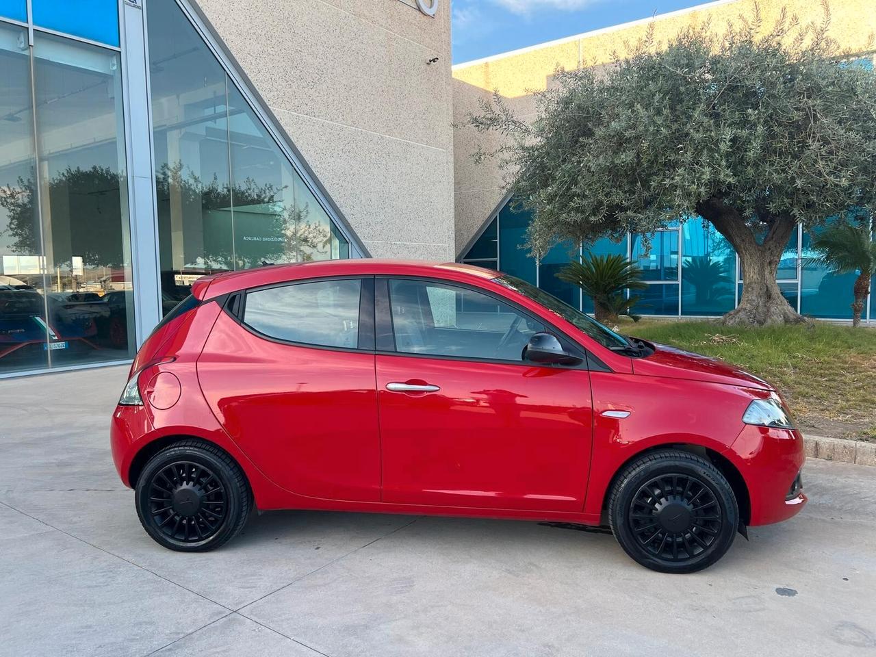 Lancia Ypsilon 1.0 Hybrid Ecochic