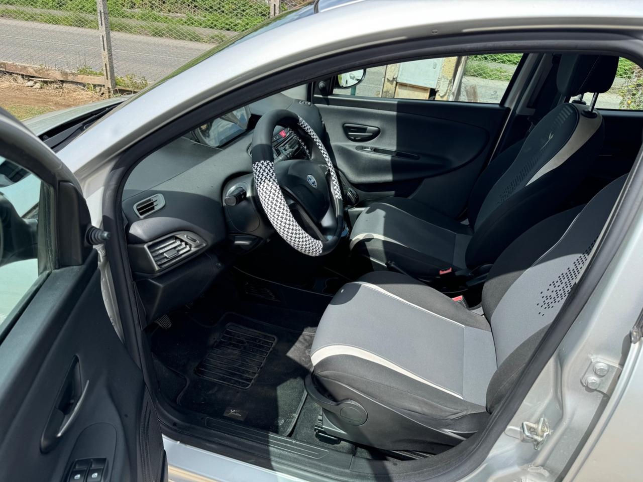 Lancia Ypsilon 1.2 69 CV 5 porte Elle NEOPATENTATI