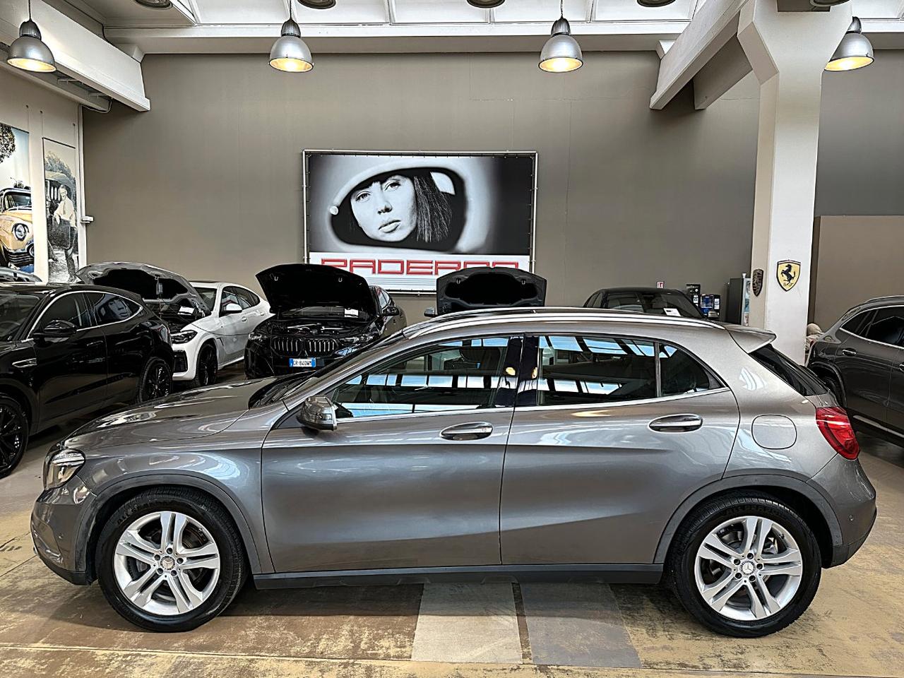 Mercedes GLA 200 Sport - Xeno - 18" - Navi - Sensori park