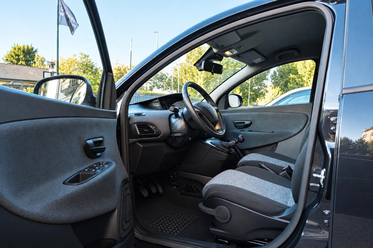 Lancia Ypsilon 1.0 Hybrid Silver Plus 70 CV