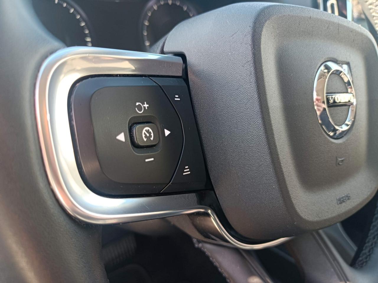 Volvo XC40 T2 Geartronic Momentum Pro