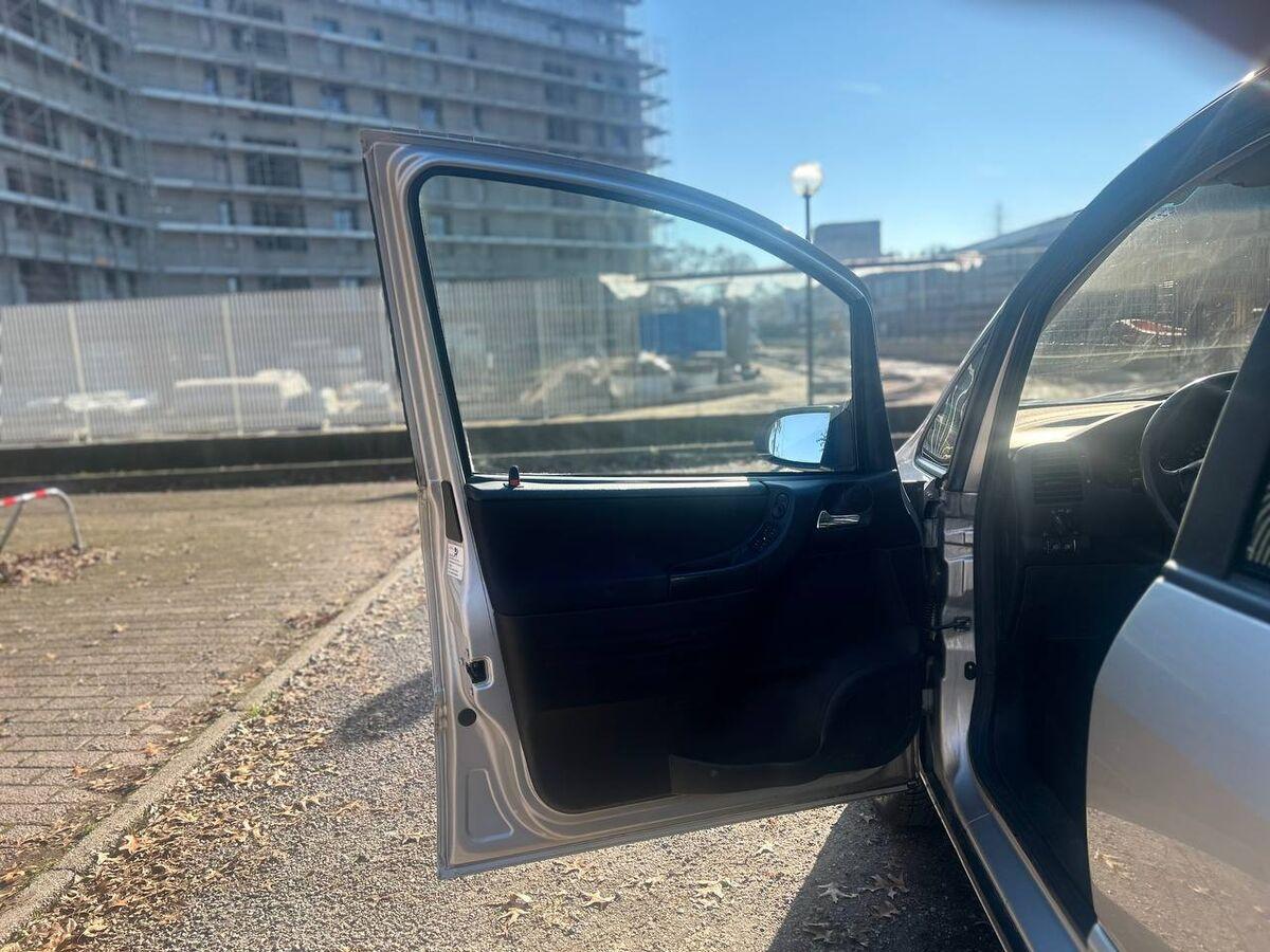 Opel Zafira Zafira 1.8 16v Sport Design 7 POSTI!