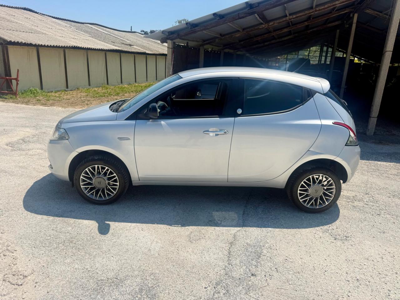 Lancia Ypsilon natural power benzina metano NEOPATENTATI