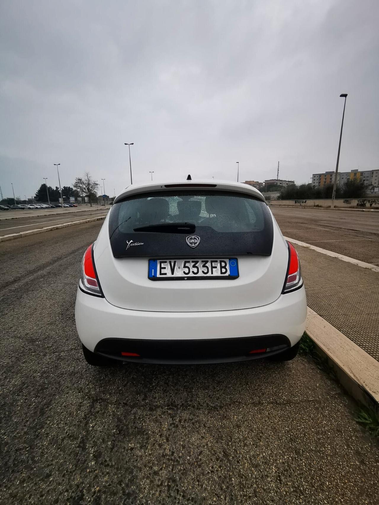 Lancia Ypsilon 1.2 69 CV 5P. GPL Silver 2014