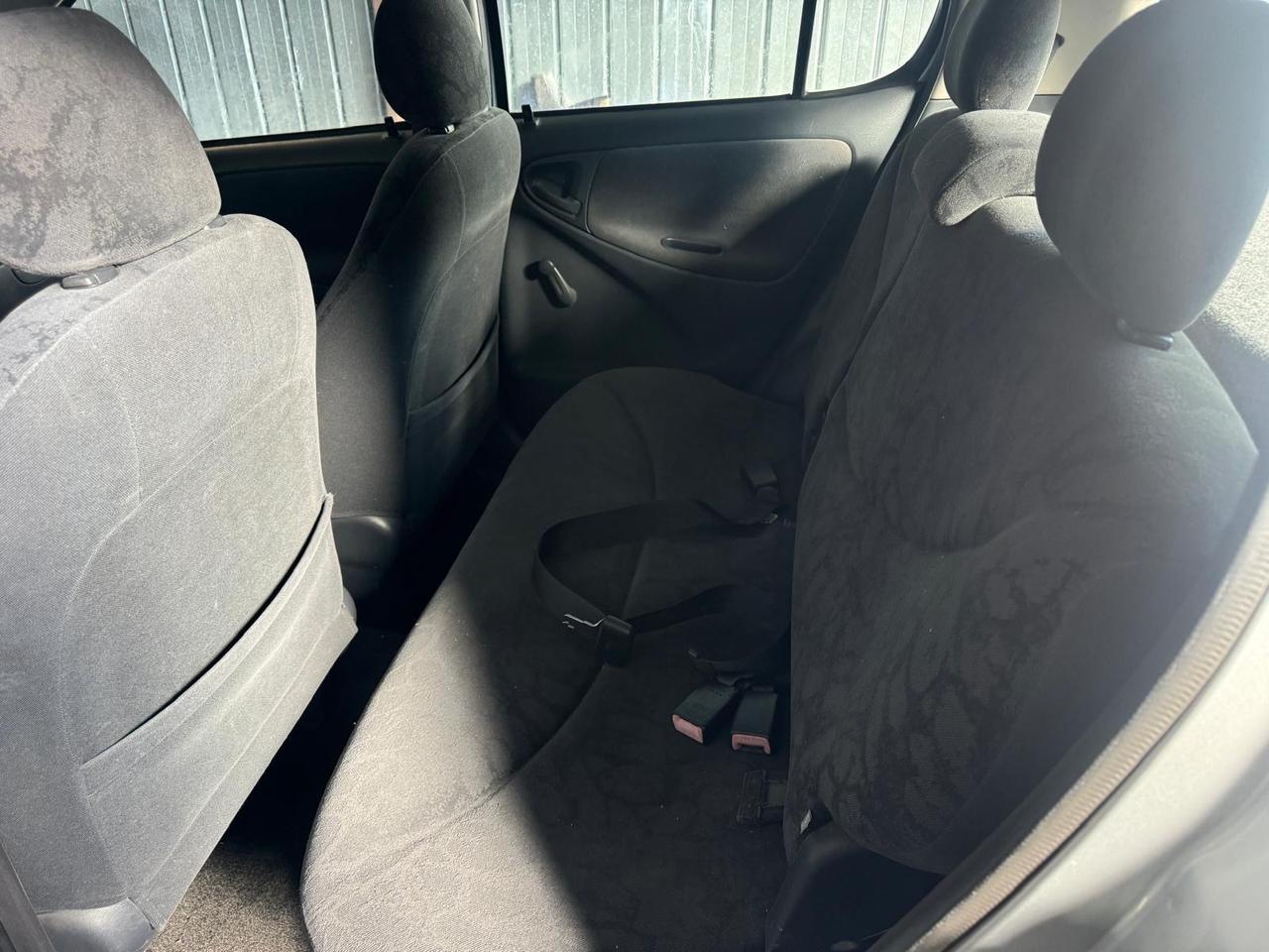 Toyota Yaris 1.0i 16V cat 5 porte Sol