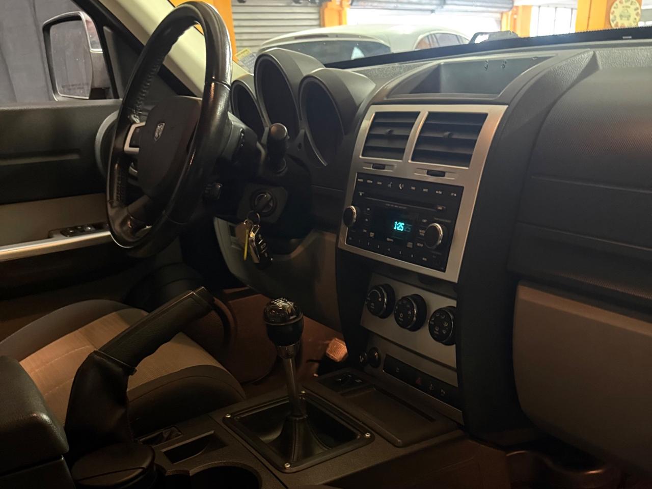 STRAORDINARIO DODGE NITRO 4×4 CON CAMBIO MANUALE