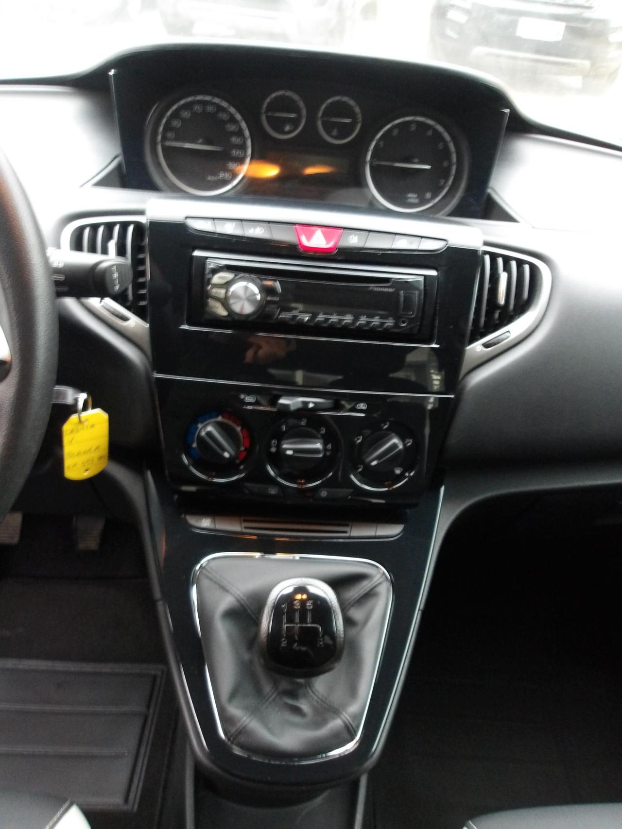 Lancia Ypsilon 5 Porte Ypsilon 1.2 8v Silver c/clima 69cv