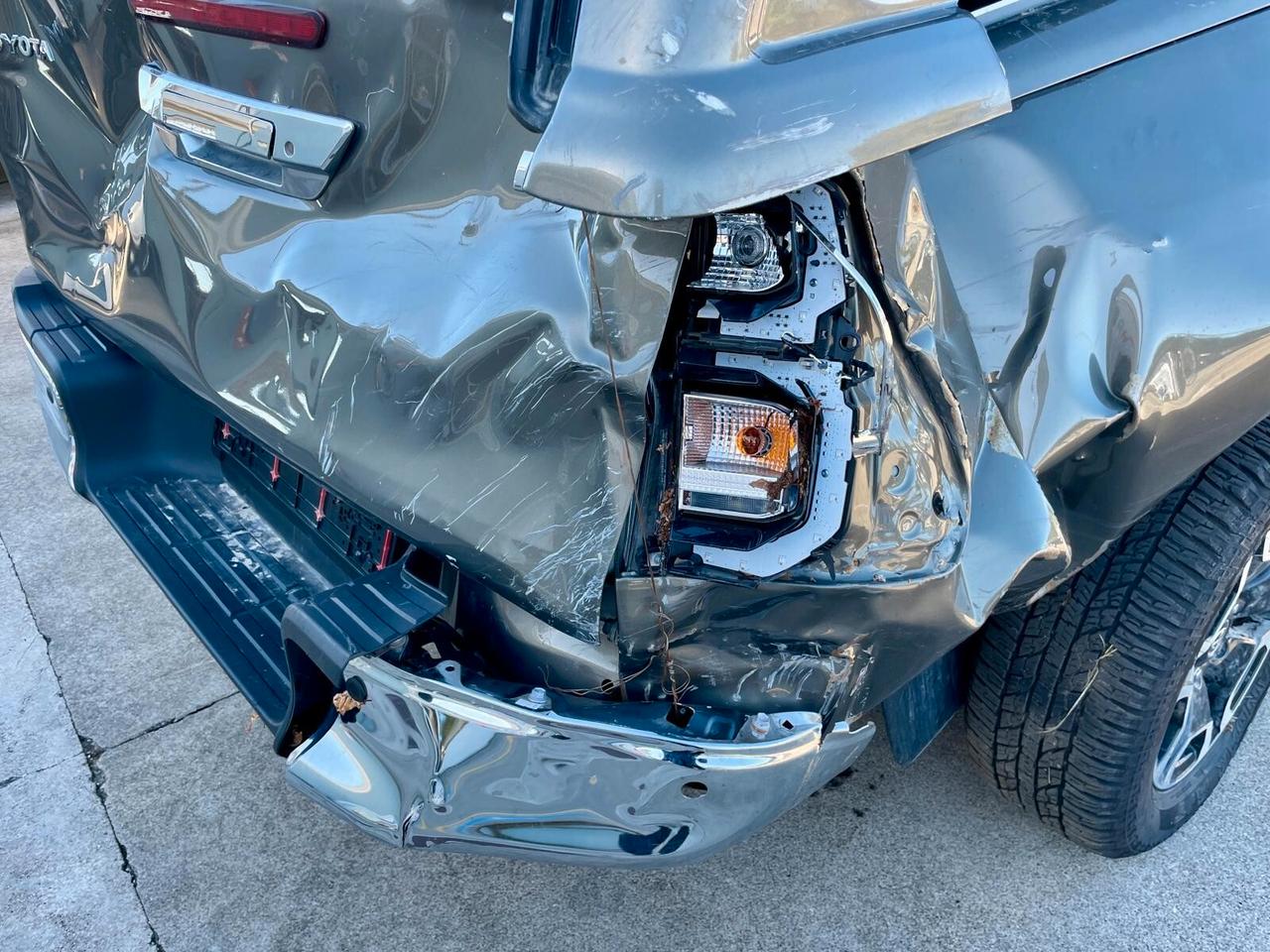 Toyota Hilux 2.4 D-4D 4WD 4 porte Double Cab Lounge ***INCIDENTATO**