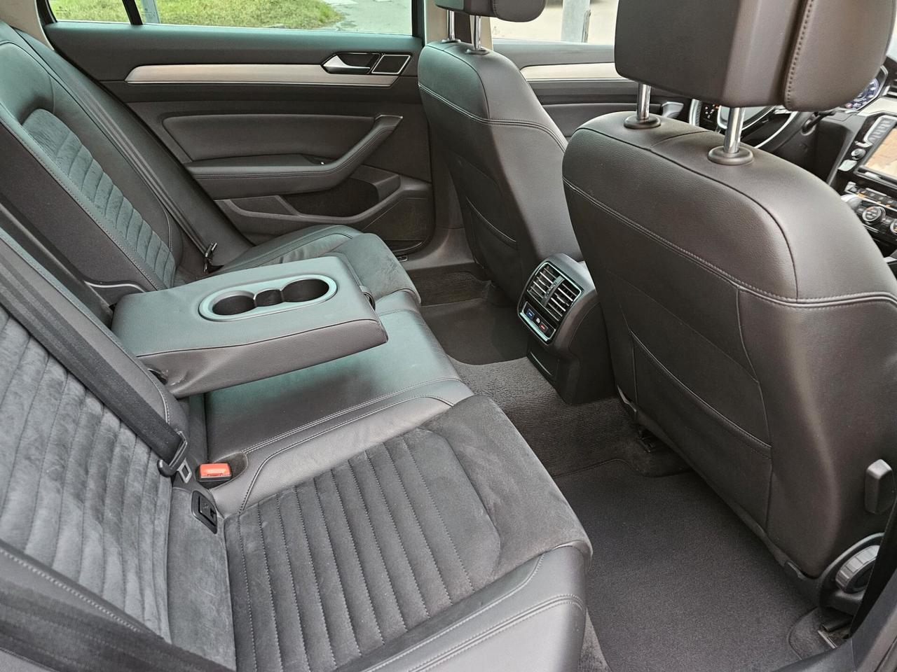 Volkswagen Passat Variant 2.0 TDI 190cv 4Motion*DSG*Navi*Tetto*Bi-Xeno*Cockpit*Euro6*