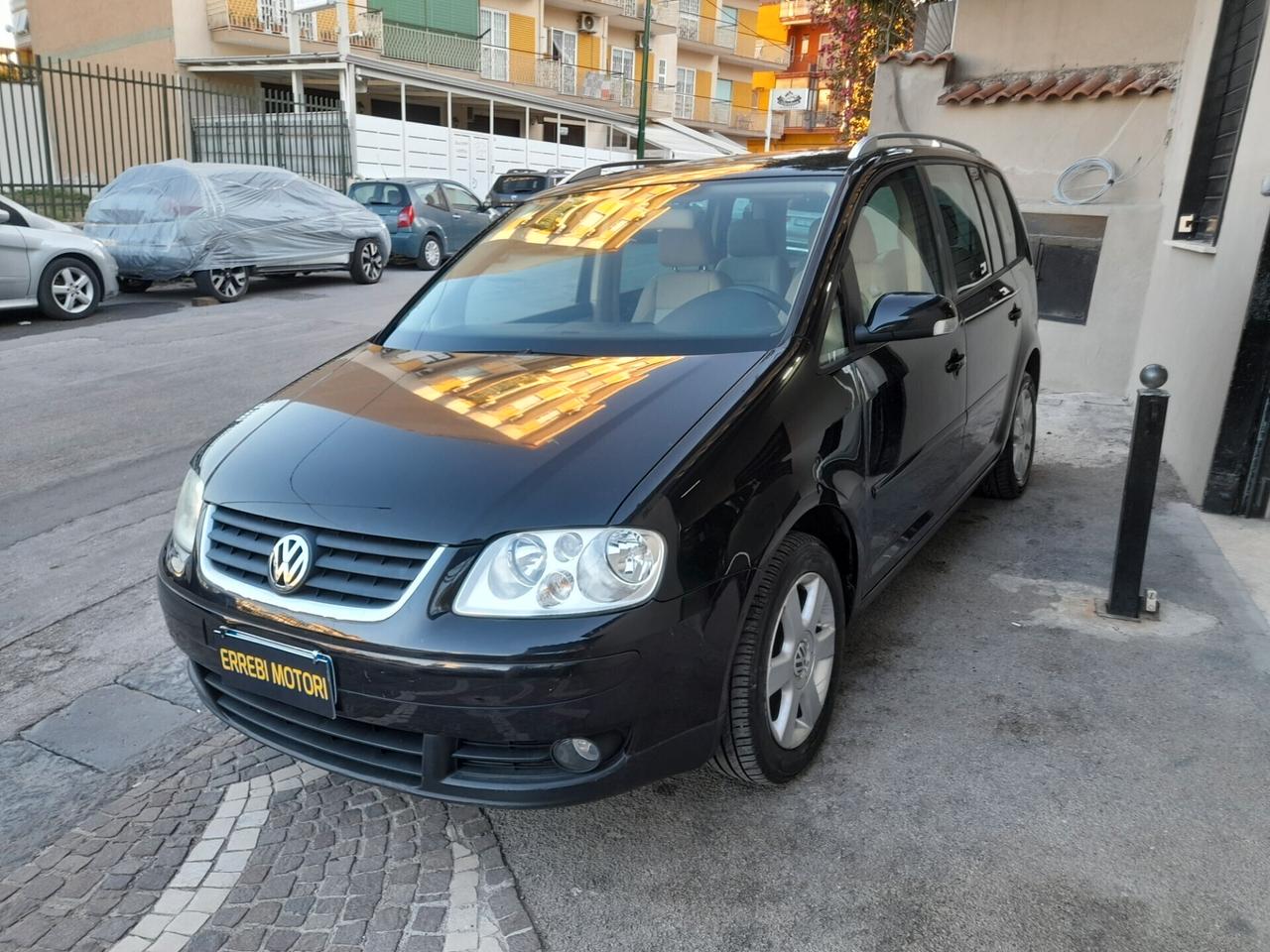 Volkswagen Touran 1.6 FSI Highline