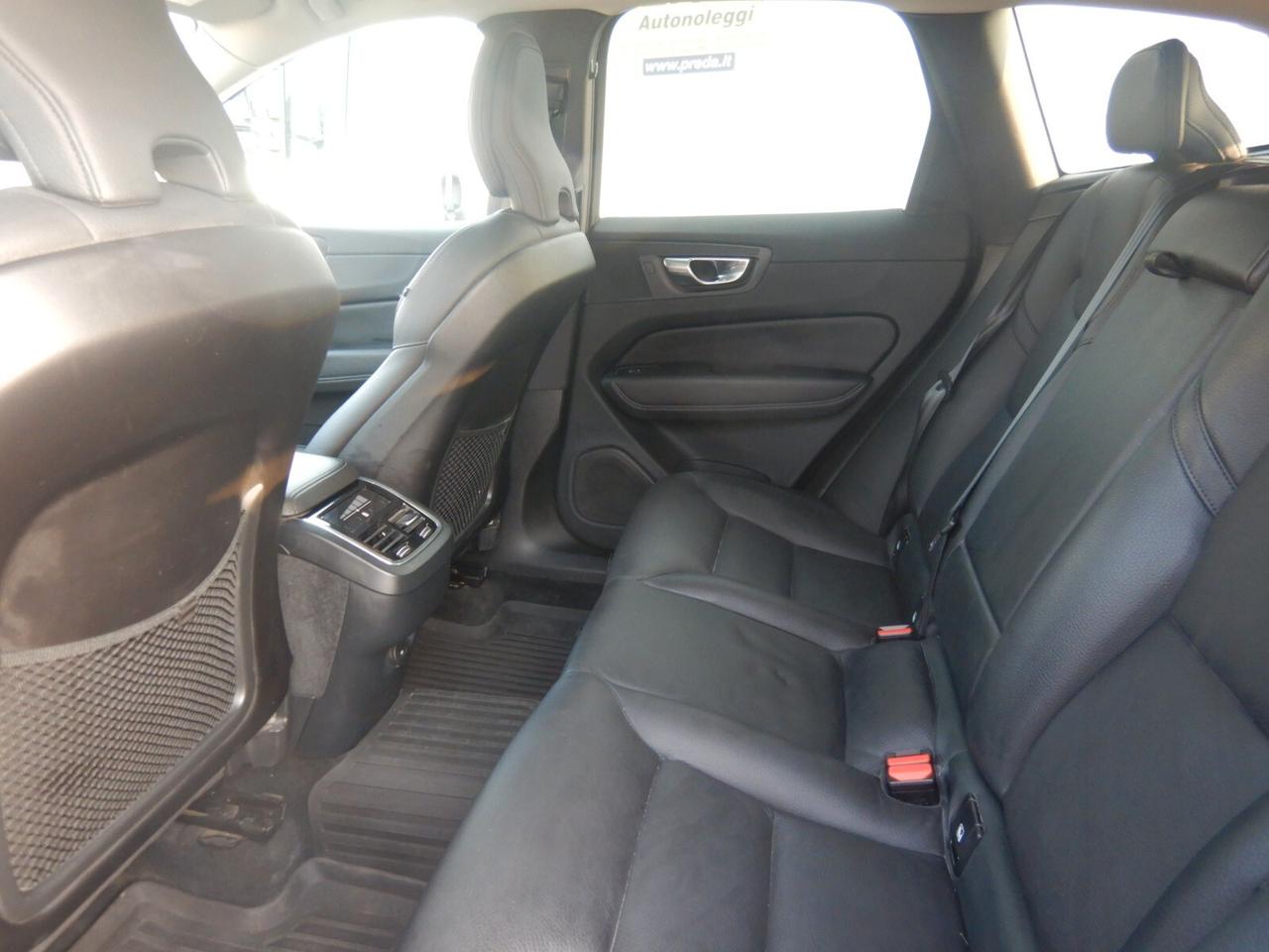 Volvo XC60 B4 (d) AWD automatico Ultimate Bright N1 TETTO NAVY PELLE H/K 19