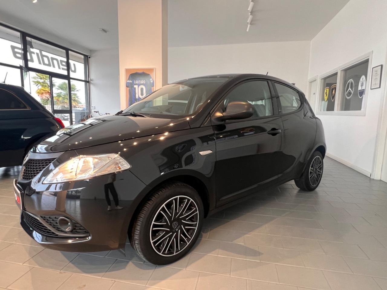 Lancia Ypsilon 1.0 FireFly 5 porte S&S Hybrid Ecochic Silver