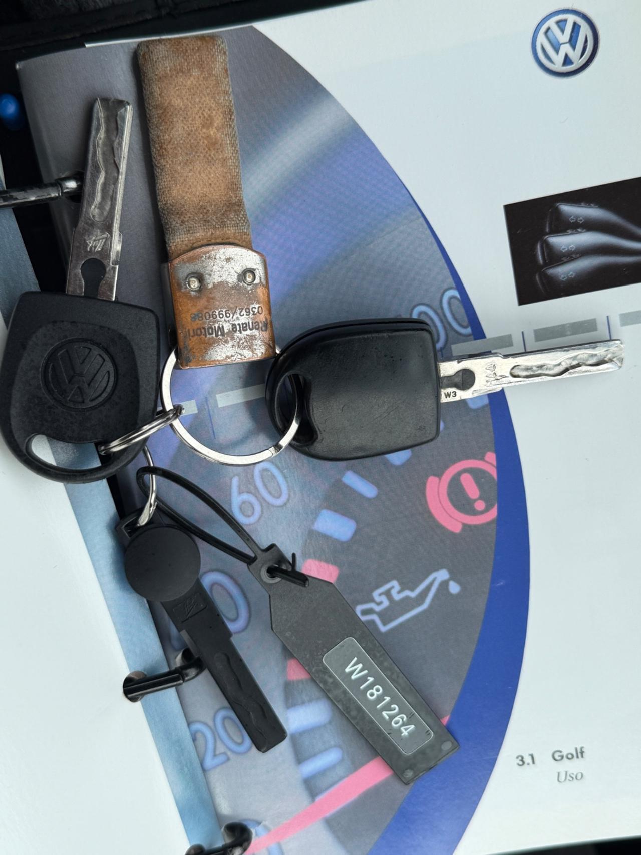 VW GOLF 1.6 BENZINA EURO4 NEOPATENTATI UNI PROP