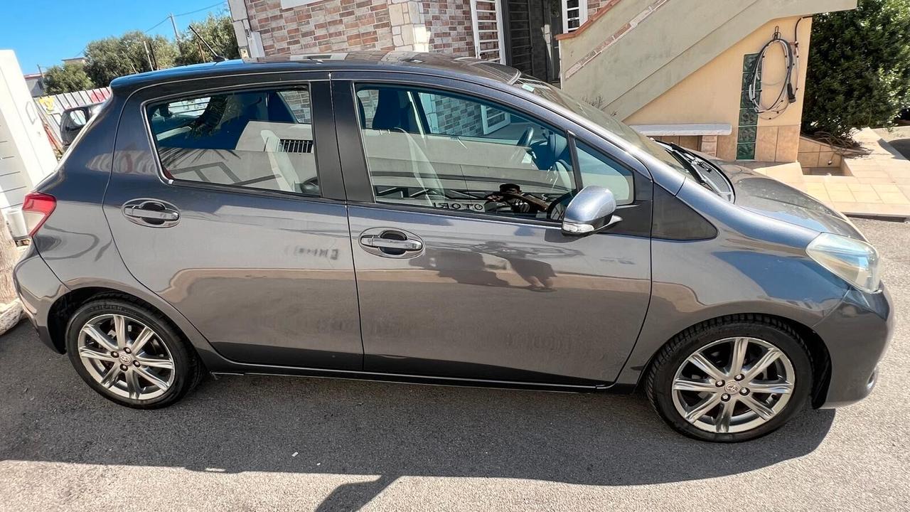 TOYOTA YARIS 1.4 D 5 PORTE LOUNGE 2014