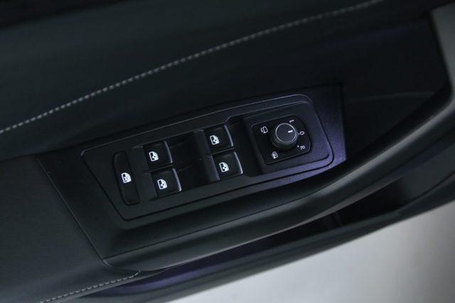 VOLKSWAGEN T-Roc 1.0 TSI R-Line Fari IQ.Light LED/Cerchi 18''