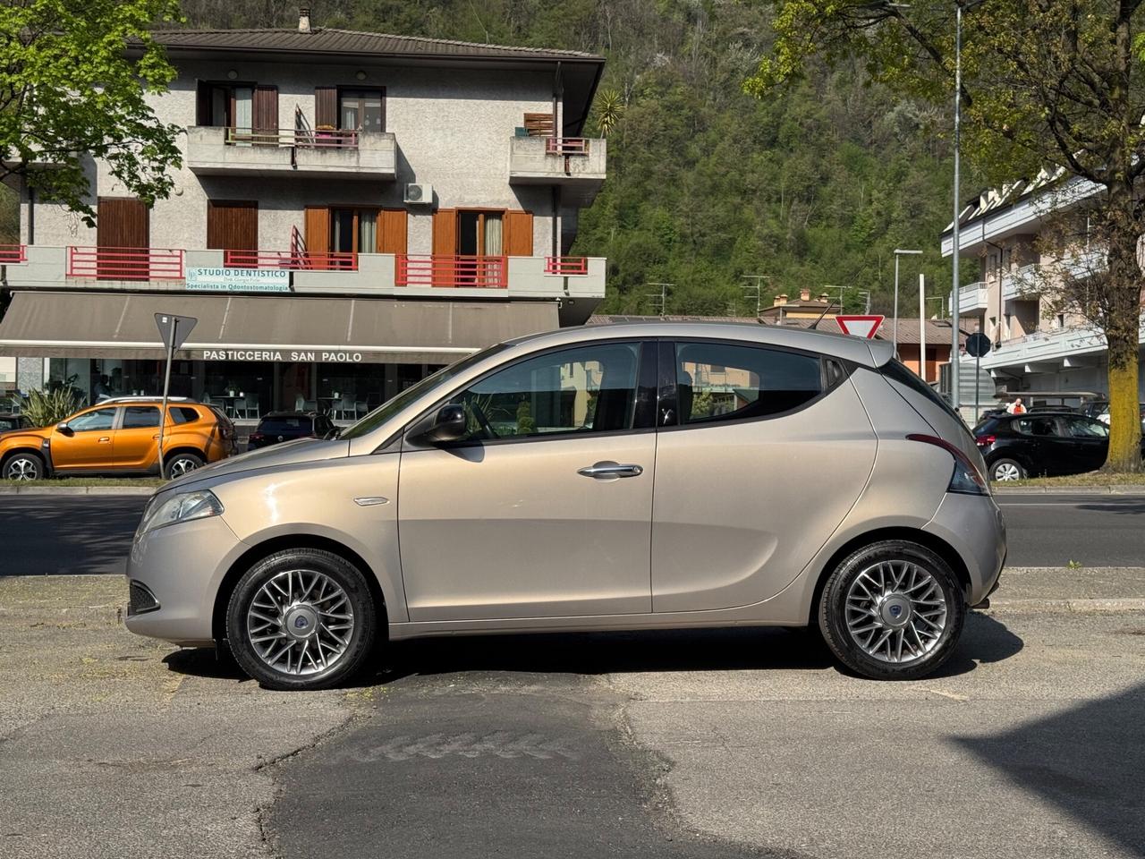 Lancia Ypsilon 1.2 69 CV 5 porte OK NEOPATENTATI