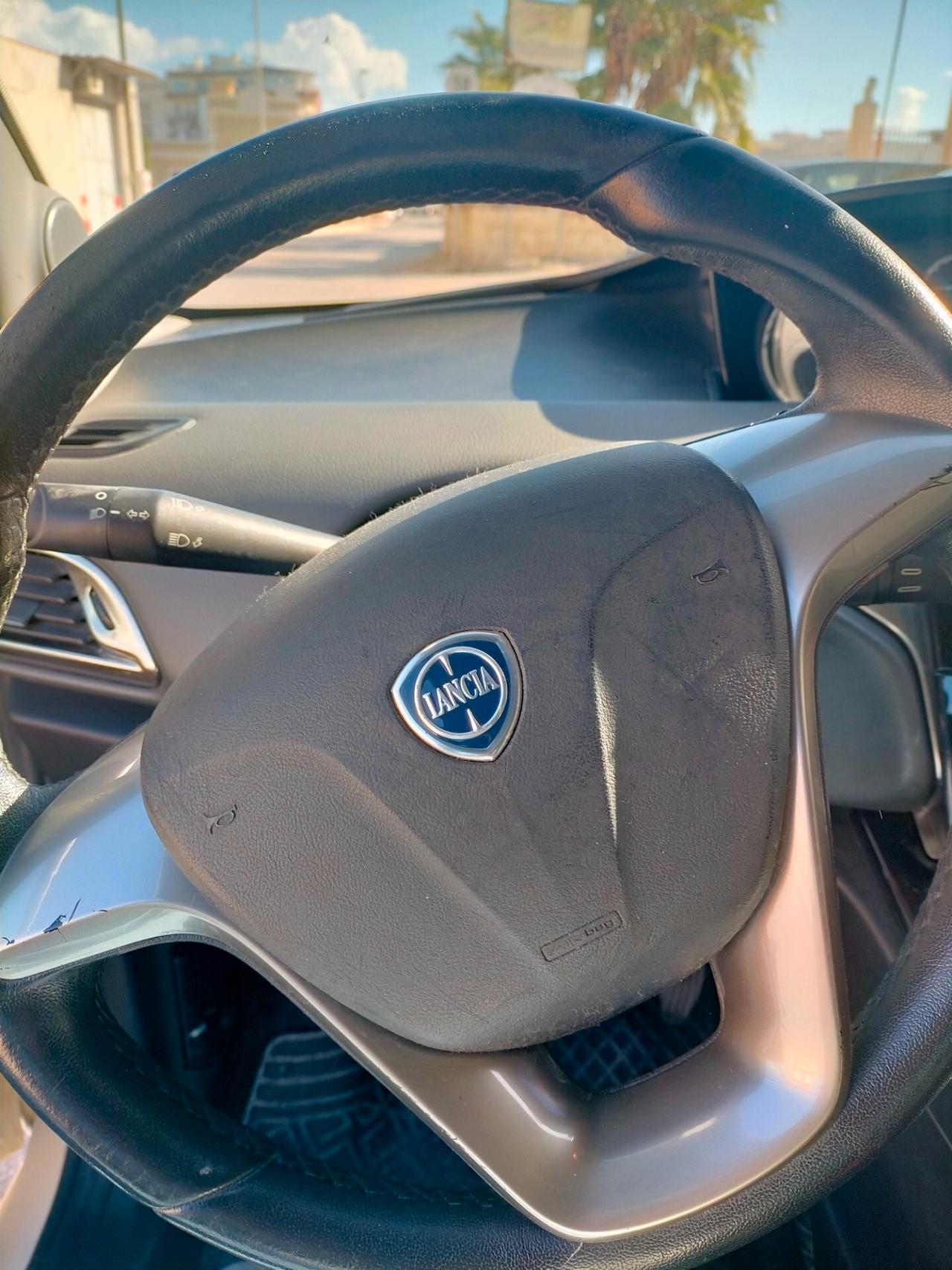 Lancia Ypsilon 1.2 69 CV 5 porte Silver