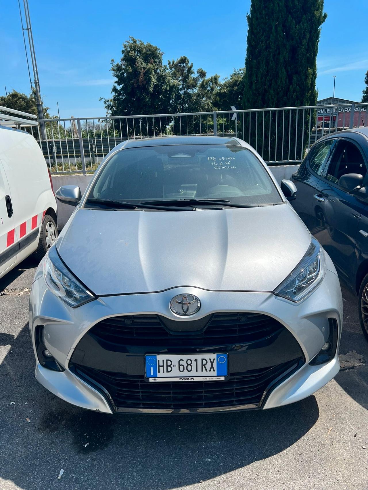 Toyota Yaris HYBRID FULL OPTIONAL