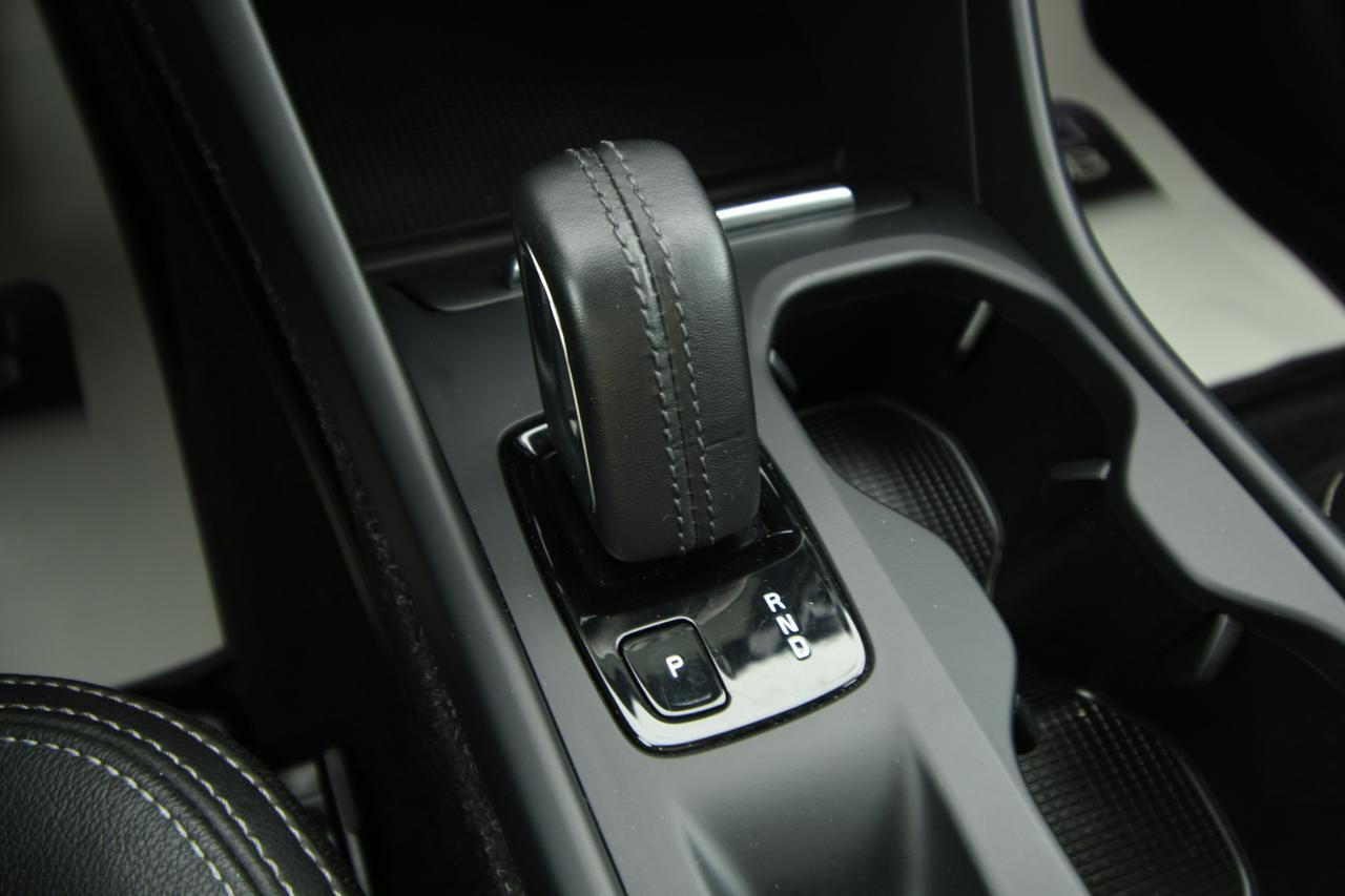 VOLVO XC40 2.0 d4 Momentum awd geartronic PELLE+LED+C19"