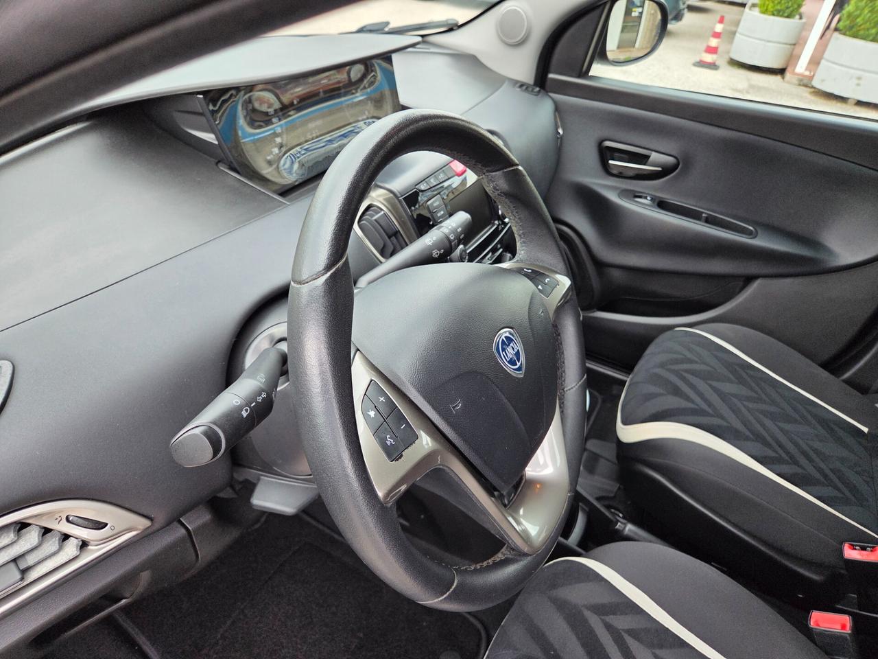 Lancia Ypsilon 1.2 69 CV 5 porte Gold