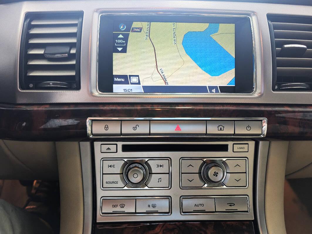 Jaguar XF 2.7d Luxury auto UNI-PROPRIETARIO!