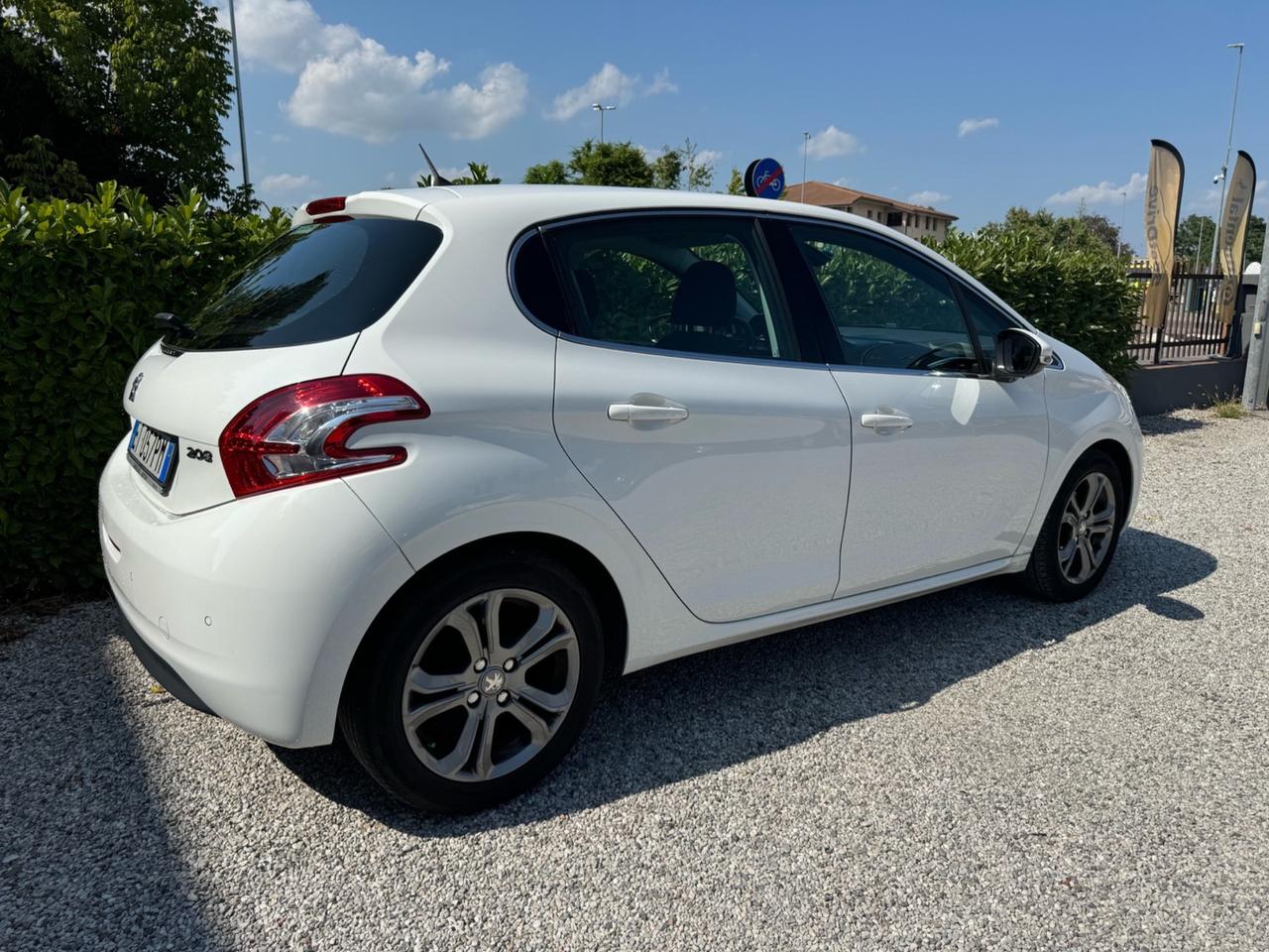 Peugeot 208 1.4 HDi 68 CV 5 porte Allure
