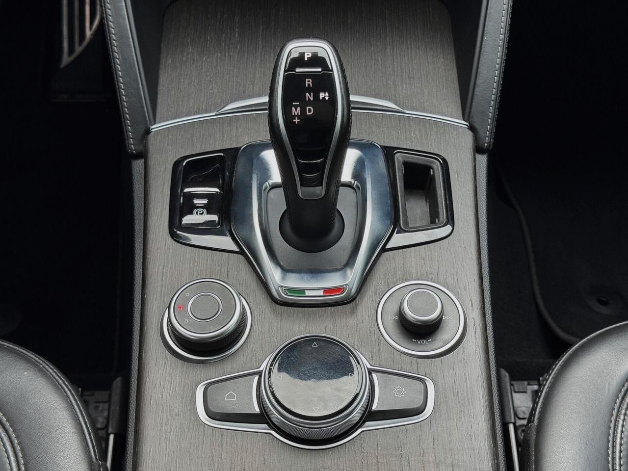 Alfa Romeo Stelvio 2.2 Turbo Diesel Ti 160CV TETTO