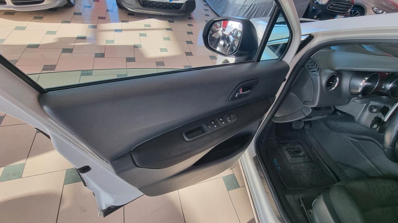 Peugeot 3008 1.6 HDi 110CV cambio robotizzato Premium